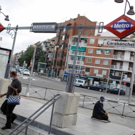 Vista del acceso a la estación de Metro de Carabanchel, en Madrid, este domingo. EFE/ David Fernandez
