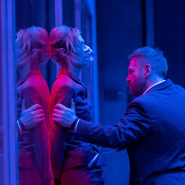 Elizabeth Debicki y Kenneth Brangh, en un momento de la película Tener. / Warner