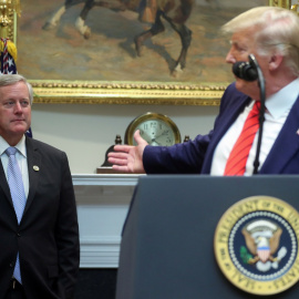 El presidente Donald Trump junto al ex jefe de Gabinete Mark Meadows recientemente cesado. | Reuters