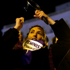 Una mujer protesta en una cacerolada en Madrid durante la previa del 8M, día de la Mujer Trabajadora. REUTERS/Javier Barbancho