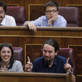 El lider de Podemos, Pablo Iglesias, en el Congreso. Justo detrás de él se puede ver a Alberto Garzón. | JUAN CARLOS HIDALGO (EFE)