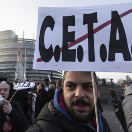 Varios manifestantes bloquean el acceso al Parlamento Europeo, en Estrasburgo (Francia) mientras protestan contra el tratado de libre comercio e inversión de la Unión Europea con Canadá (CETA). EFE