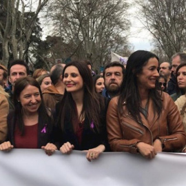 La vicealcaldesa de Madrid, Begoña Villacís, y la portavoz de Ciudadanos en el Senado, Lorena Roldán durante la manifestación del 8M en Madrid.