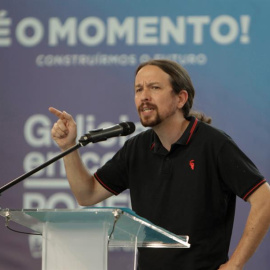 El secretario general de Podemos, Pablo Iglesias, participa este domingo por primera vez en la campaña gallega para arropar al candidato de la coalición En Común-Anova Mareas, Antón Gómez-Reino, que es el líder del partido morado en la Comunidad. EF