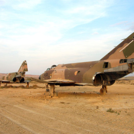 Aviones fuera de uso colocados para ser utilizados como blancos en las maniobras aéreas del Polígono de Tiro de Bardenas. MINISTERIO DE DEFENSA