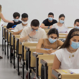 Varios alumnos realizan los exámenes de Evaluación de Bachillerato para el Acceso a la Universidad (EBAU) en Valladolid.EFE/ R. García
