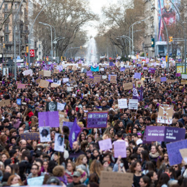 Una nova marea feminista ha omplert el centre de Barcelona aquest 8-M. EUROPA PRESS / PAU VENTEO