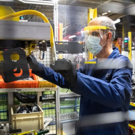 La producción industrial cayó un 27,8 % en mayo por el impacto de la covid-19. / EFE