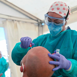 Una sanitaria realiza un test PCR. EFE/ Fernando Villar/Archivo
