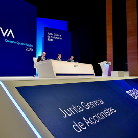 El presidente y el consejero delegado de BBVA, Carlos Torres y Onur Genç, durante la pasada junta de accionistas del banco, en Bilbao. EFE