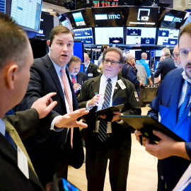 09/03/2020.- Operaciones de Wall Street, en un lunes negro por el miedo al coronavirus. / EFE - JUSTIN LANE