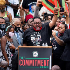 Jacob Blake habla sobre su hijo Jacob Blake Junior, a quien la policía le disparó siete veces por la espalda en Kenosha, Wisconsin, en el Lincoln Memorial para la 'Marcha del compromiso: quítese la rodilla del cuello' en Washington / EFE