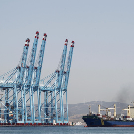 Grúas de las terminales de contenedores del Puerto de Algeciras (Cádiz). EFE/A. Carrasco Ragel