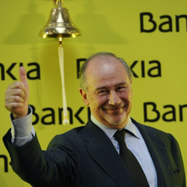 El entonces presidente de Bankia, Rodrigo Rato, levanza el pulgar el día de la salida a bolsa de la entidad financiera, el 20 de julio de 2011. AFP/Pierre-Philippe Marcou