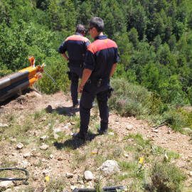 Agentes de los Mossos en el lugar del accidente aéreo. / Mossos d'Esquadra