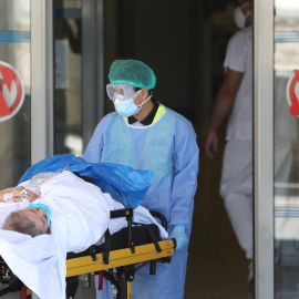 Un enfermero lleva a un paciente al hospital Arnau de Vilanova. /Reuters