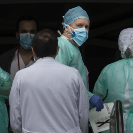 Un grupo de sanitarios