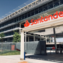 Uno de los edificios del Banco Santader en su Ciudad Financiera, en la localidad madrileña de Boadilla del Monte. E.P.