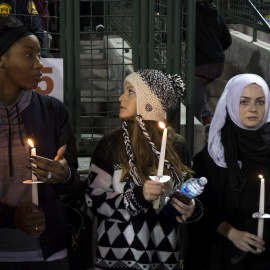 Varias personas participan en una vigilia en memoria de las víctimas del tiroteo en San Bernardino, California (EEUU). EFE/Eugene Garcia