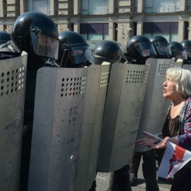 Una mujer se manifiesta frente a la policía en Minsk, Bielorrusia. EFE