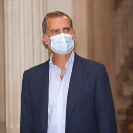 El rey Felipe posa a su llegada al acto conmemorativo del Día del Cooperante. /Europa Press