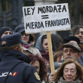 Asistentes a la manifestación convocada por diversos colectivos en Madrid para protestar contra la ley mordaza justo cuando se cumplen tres años de su aprobación. EFE/Javier Lizón
