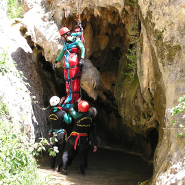 La distinta complexión física hace que un traje de neopreno de hombre no resulte aislante del agua para una mujer.
