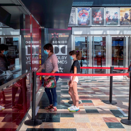 Varias personas esperan para sacar una entrada. EFE/Marcial Guillén