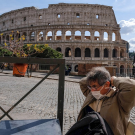 09/03/2020.- Un turista con mascarilla frente al Coliseo de Roma. / EFE - ALESSANDRO DI MEO