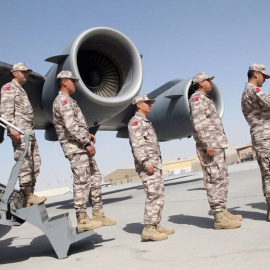 Soldados turcos llegan a la base militar que su país mantiene en Doha. | REUTERS