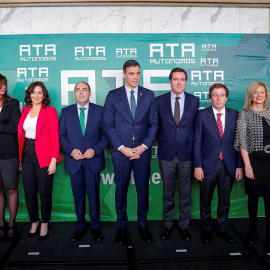 El presidente del Gobierno, Pedro Sánchez, junto al presidente de la Federación Nacional de Organizaciones de Autónomos, Lorenzo Amor (3i), el presidente de la CEOE, Antonio Garamendi (4d), la presidenta de la Comunidad de Madrid, Isabel Díaz Ayuso (3