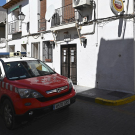 Un coche de la policía local en una calle de la localidad madrileña de Tiemes. EFE/FERNANDO VILLAR
