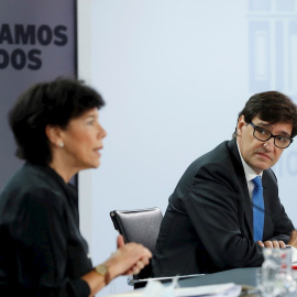 24/09/2020.- La ministra de Educación, Isabel Celaá, y el ministro de Sanidad, Salvador Illa, durante la rueda de prensa. / EFE/J.J. Guillén