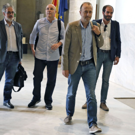 Los diputados de Ciudadanos Domingo Rojo, Alberto García, Alexis Marí y David de Miguel se dirigen a la rueda de prensa en la que han anunciado hoy que abandonan su grupo parlamentario para pasar al de no adscritos "porque el partido ha cambiado" y por 