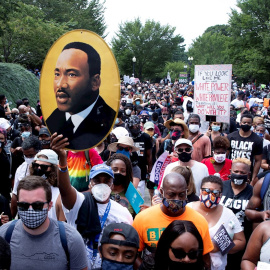 Un manifestante sujeta una imagen de Martin Luther King en la Marcha sobre Washington. / EFE