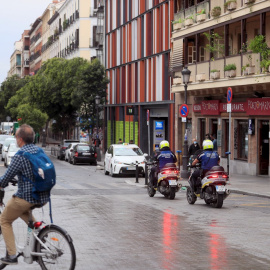 GRAF9166. MADRID, 23/09/2020.- Unos agentes de la policía municipal patrullan por el barrio de Lavapiés, en Madrid capital, este martes. Los vecinos de Lavapiés están pendientes de las nuevas restricciones a la movilidad que decida la Comunidad de Mad
