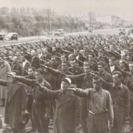 Prisioneros haciendo el saludo fascista en el campo de Concentración de Irún en Guipúzcoa (BIBLIOTECA NACIONAL DE ESPAÑA)