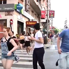 Manifestantes corren huyendo de un grupo de Neonazis durante el Orgullo LGTB en Murcia