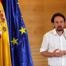 El secretario general de Podemos, Pablo Iglesias, durante su comparecencia ante los medios tras la reunión que ha mantenido con el presidente del Gobierno en funciones, Pedro Sánchez. EFE/Zipi