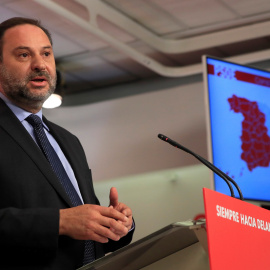 El secretario de Organización del PSOE y ministro de Fomento en funciones, José Luis Ábalos, durante una rueda de prensa en la sede de Ferraz sobre actualidad política. EFE/Fernando Alvarado