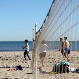 VALENCIA, 31/01/2020.- Varias personas disfrutan de un día de calor en la playa de la Malvarrosa de Valencia este viernes, cuando se prevé que el primer fin de semana de febrero comenzará con tiempo estable y con temperaturas "altas e incluso muy altas