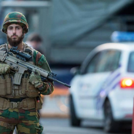 Un soldado vigila los aledaños de la Estación Central de Bruselas. | EFE
