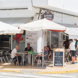 Clientes en una terraza de Formentera. /Archivo/Europa Press