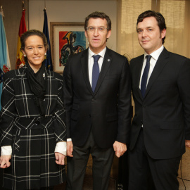 La secretaria xeral de medios, Mar Sánchez; presidente de la Xunta, Alberto Núñez Feijóo; y el director xeral de comunicación. / Xunta
