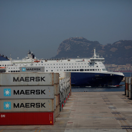 Un ferry pasa junto a los contenedores de la terminal de carga del puerto de Algeciras. REUTERS/Jon Nazca