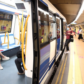 Pasajeros en un tren parado en el andén de la estación de Metro de San Bernardo, en Madrid. E.P./Eduardo Parra