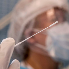 Una enfermera sostiene un bastoncillo mientras realiza una prueba PCR este martes. EFE/Marcial Guillén