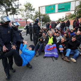 Una de les imatges de la vaga general del 8 de novembre de 2017, quan diversos Mossos van retirar un home de la calçada de les Rondes. ALBERT GEA/ REUTERS