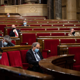 El presidente de la Generalitat, Quim Torra, en su escaño, durante un pleno extraordinario en el Parlament de Cataluña para debatir sobre "la situación política creada por la crisis de la monarquía española" tras la marcha del rey emérito de Españ