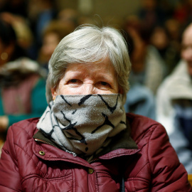 Una mujer se tapa la cara con durante un evento público. REUTERS/Javier Barbancho
